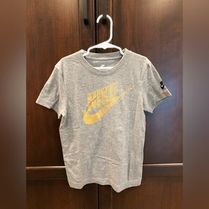Boys gray Nike T-shirt with gold logo size 6-7